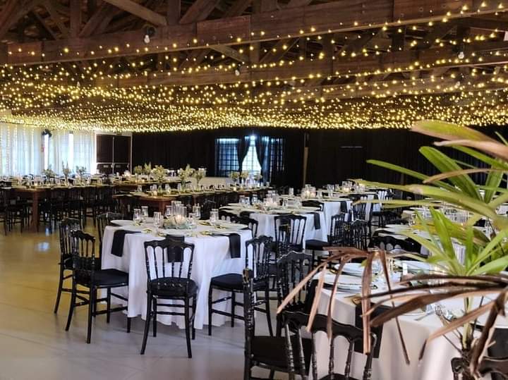 Ambiente iluminado preparado para uma noite de festa